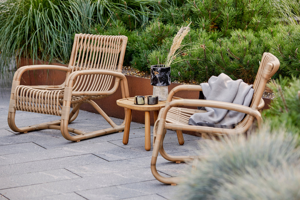 Enjoy the sun and the nature in the sculptural Curve lounge chair