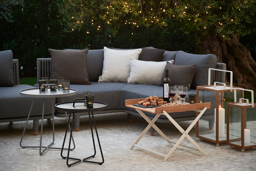 Create a modern and elegant outdoor space with the Vibe dining