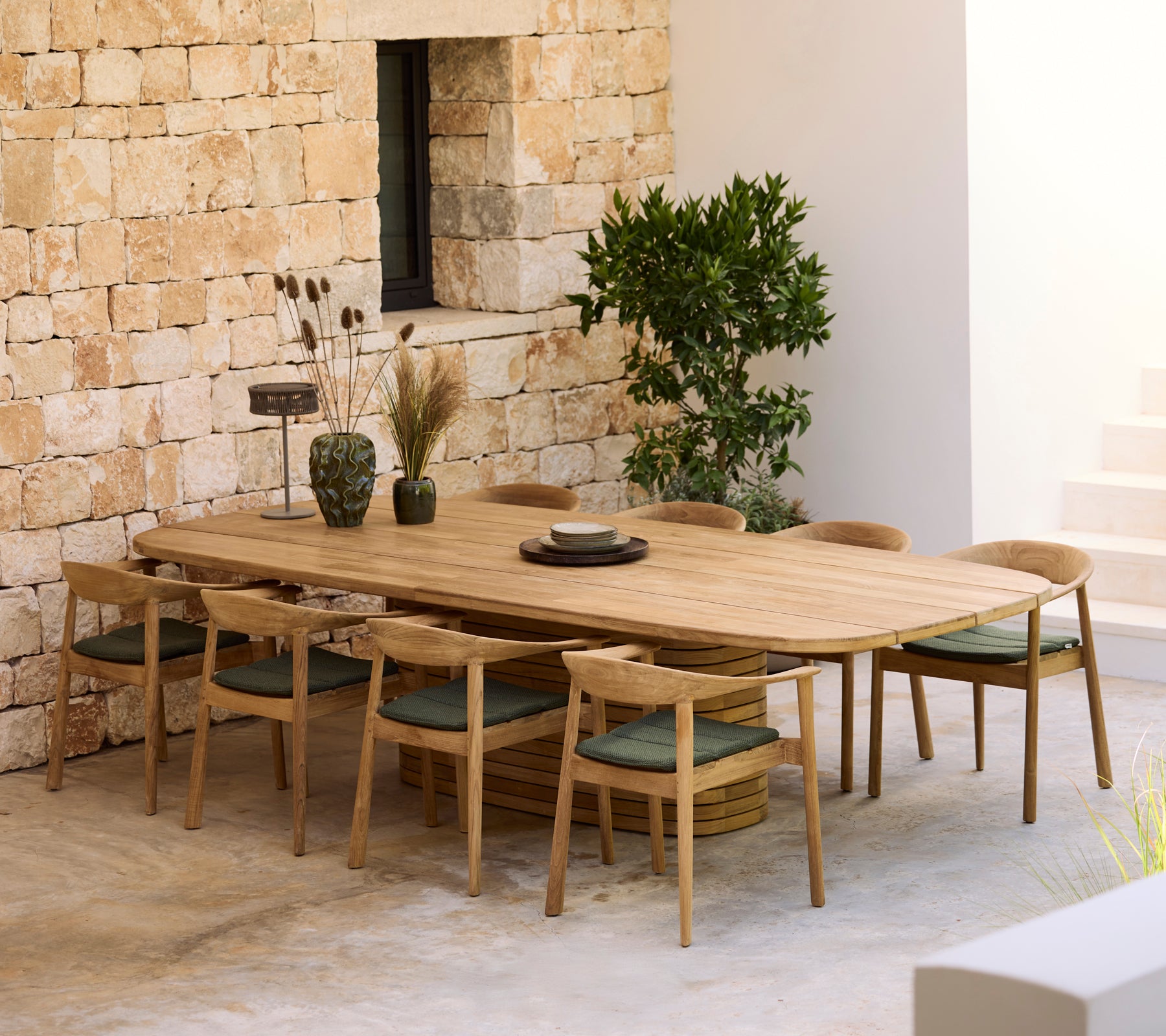 Cane-line large oval Mellow dining table - Exclusive Danish design